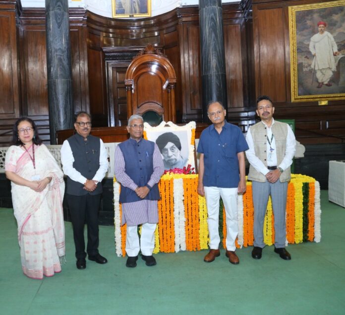राज्यसभा के उपसभापति हरिवंश के साथ अन्य लोग मौजूद।