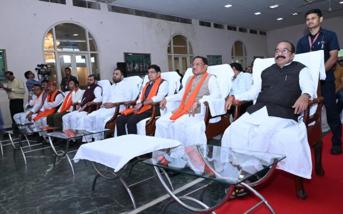 मुख्यमंत्री साय ‘मन की बात’ सुनते हुए