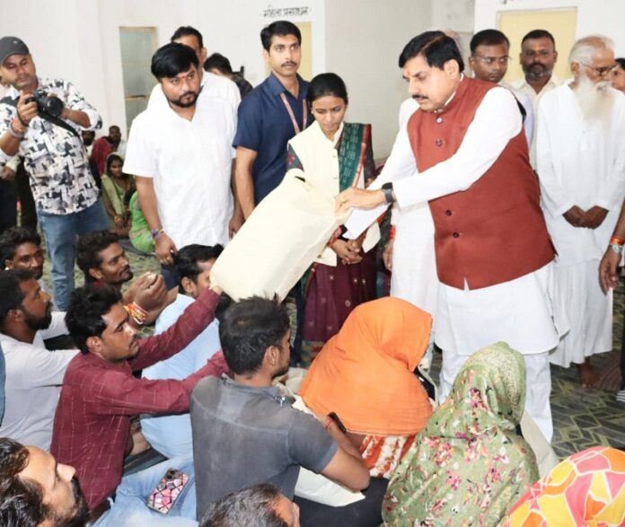 मुख्यमंत्री डॉ.मोहन यादव ने चित्रकूट विकास प्राधिकरण स्थित आश्रय स्थल में बाढ़ पीड़ितों को राहत सामग्री वितरित की