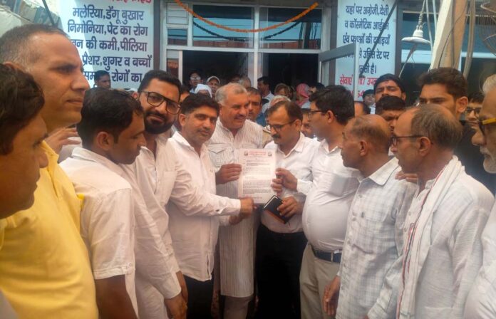 विधायक रणधीर पनिहार को ज्ञापन सौंपते संयुक्त मोर्चा के पदाधिकारी।