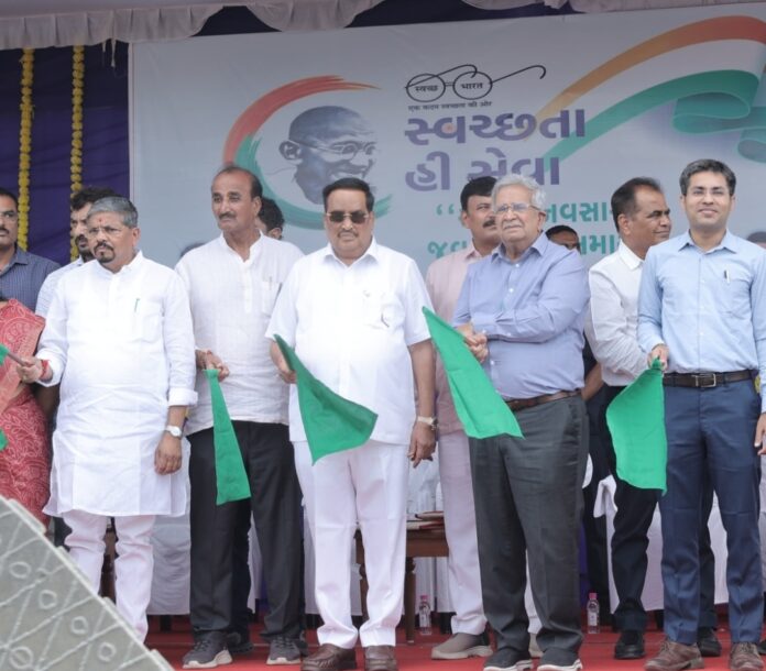 केंद्रीय जल शक्ति मंत्री सी.आर. पाटील ने ‘सूक्ष्म सफाई अभियान’ को हरी झंडी दिखाते हुये