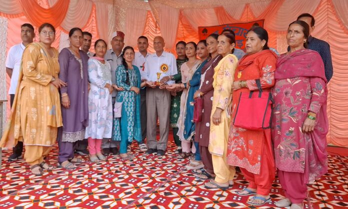 नारायण सिंह गुलेरिया महिला मंडल सदस्यों को पुरस्कृत करते हुए।