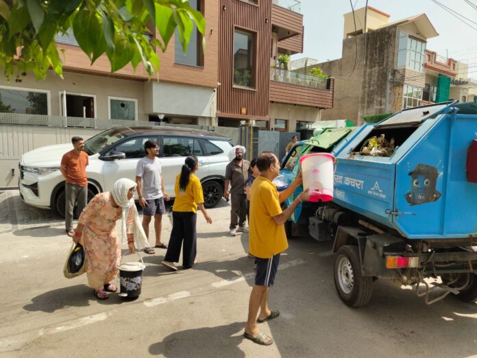 सेक्टर 16—17 में डोर टू डोर कचरा उठाते निगम की गाड़ी।