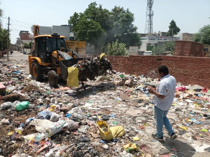 जीवीपी प्वाइंट से कचरा हटाते जेसीबी