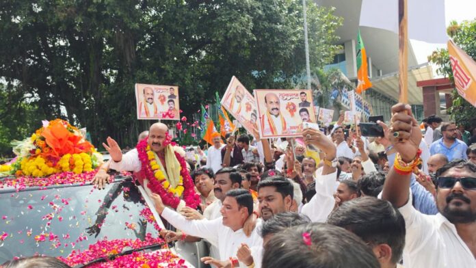 भाजपा के राष्ट्रीय महामंत्री हरीश द्विवेदी का स्वागत करते भाजपा कार्यकर्ता