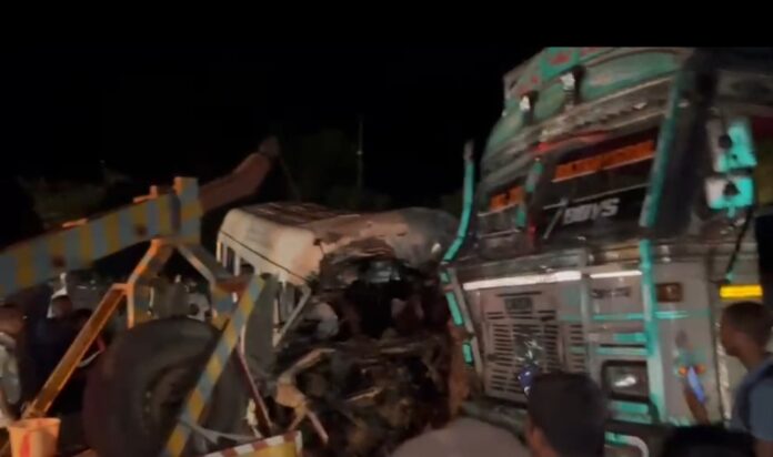 सड़क हादसे में पांच की मौत , छह घायल