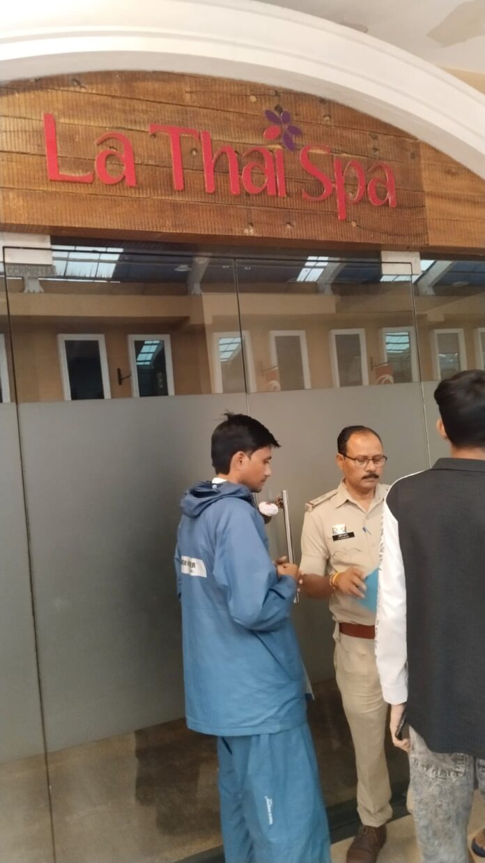 स्पा सेंटर को सील करने की कार्रवाई करती पुलिस की टीम