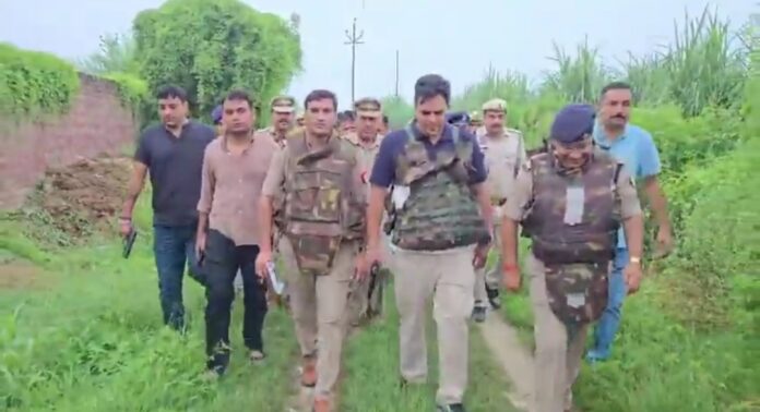 घटना का निरक्षण करते एसपी