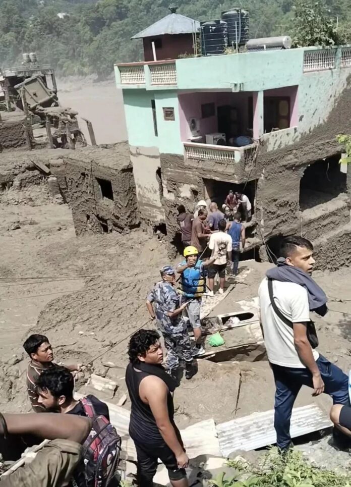 बाढ़ से क्षतिग्रस्त विद्यालय से उद्धार करते सुरक्षाकर्मी