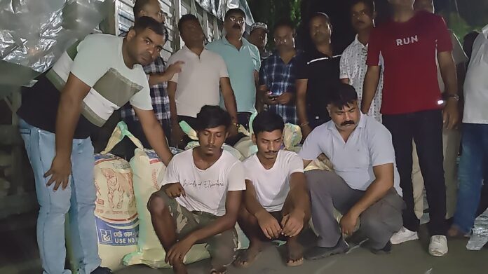 गिरफ्तार आरोपित के साथ पुलिसकर्मी