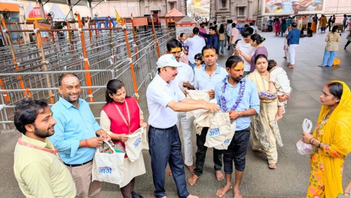 श्री काशी विश्वनाथ धाम से पर्यावरण संरक्षण के लिए कपड़े का झोला वितरण
