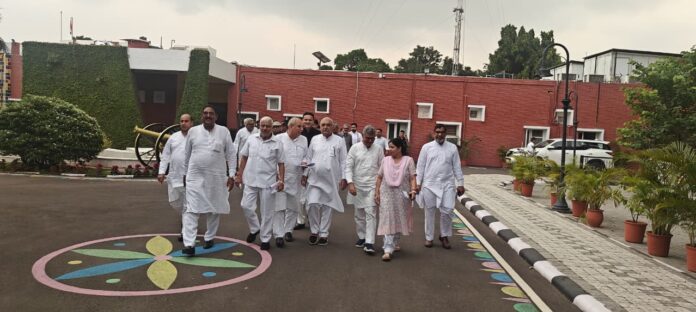 हरियाणा के राज्यपाल काे ज्ञापन देने के बाद बाहर आते हुड्डा व कांग्रेस विधायक