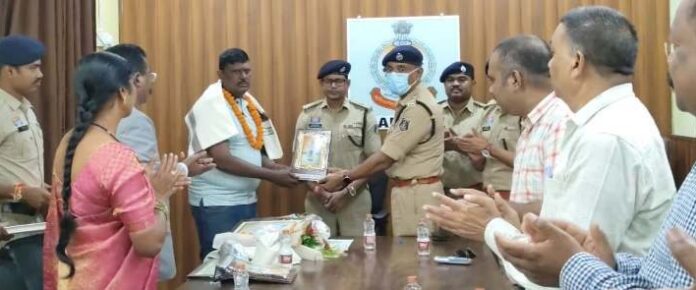 सेवानिवृत्त पुलिस कर्मियों को विदाई समारोह