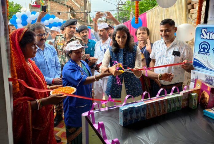 उद्घाटन करते जिलाधिकारी