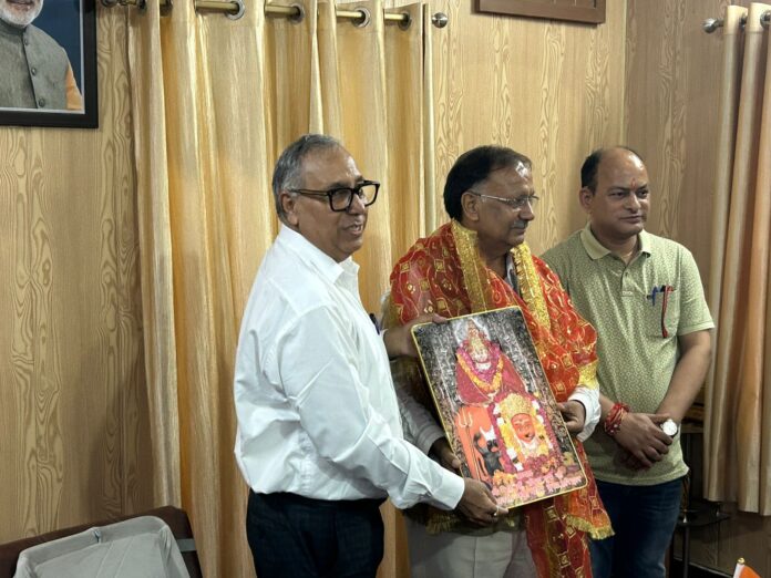 कुलपति का स्वागत करते हुए प्राचार्य प्रोफेसर बत्रा