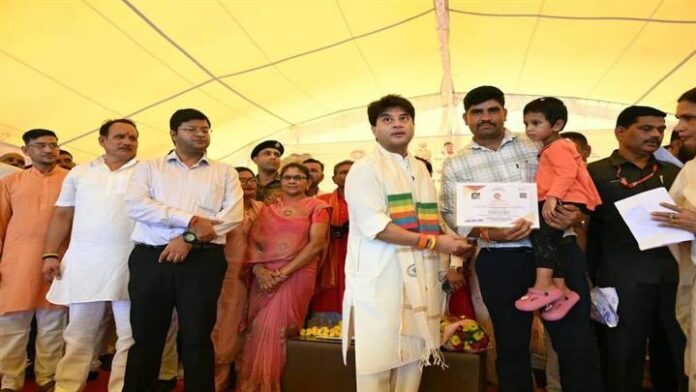 पिछोर में उप तहसील के लोकार्पण कार्यक्रम में केन्द्रीय मंत्री सिंधिया हितलाभ वितरित करते हुए