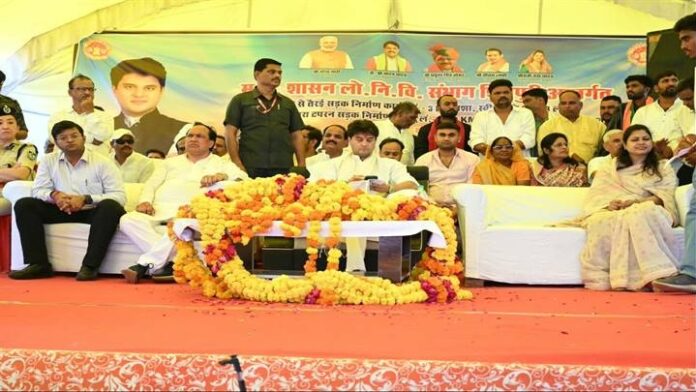 पिछोर में सड़कों के भूमिपूजन कार्यक्रम में केन्द्रीय मंत्री सिंधिया