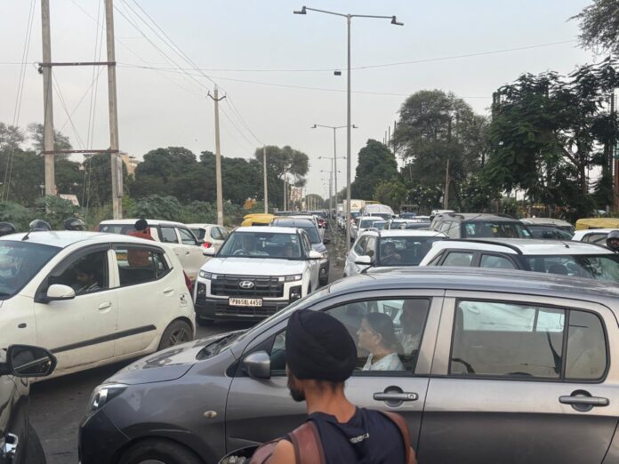 ट्रैफिक डायवर्ट, लोग परेशान