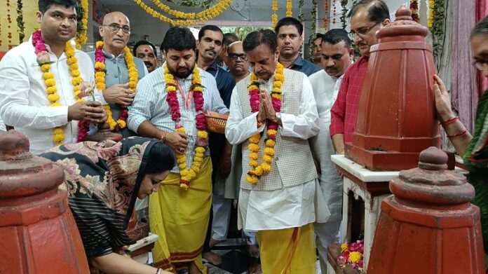 मप्रः उप मुख्यमंत्री शुक्ल ने पीतांबरा शक्तिपीठ में मां पीतांबरा के दर्शन कर प्रदेश की सुख-समृद्धि की कामना की