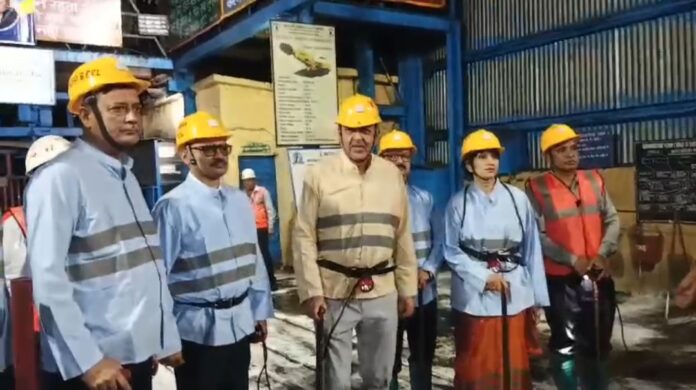 मुनीडीह खदान में जाने की तैयारी में पीएम के सलाहकार एयर बीसीसीएल अधिकारी गण