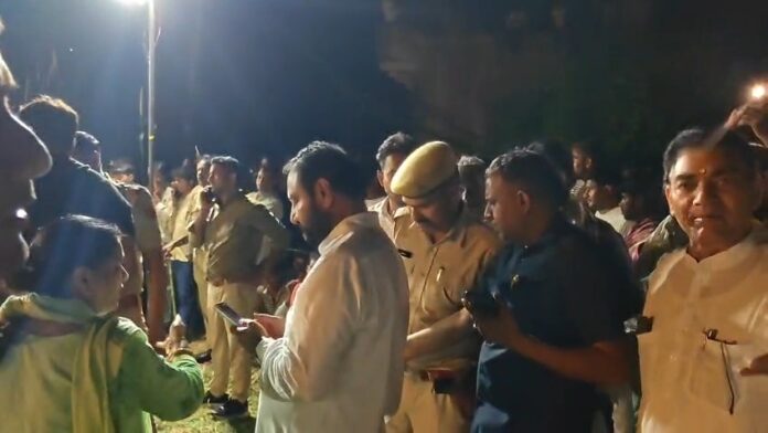 अलवर. घटनास्थल पर मौजूद विधायक व अधिकारी।