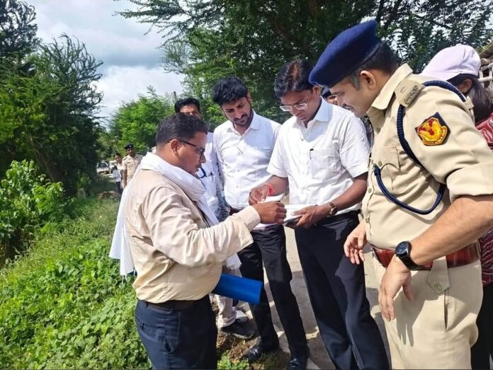 दरभंगा:केवटी में CISF परिसर के लिए प्रस्तावित भूमि का निरीक्षण करते जिला अधिकारी एवं सांसद डॉ. गोपाल जी ठाकुर।