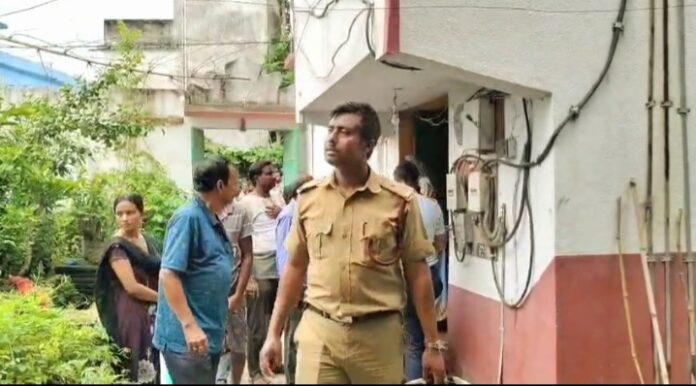 घर पर पडोसी के साथ पुलिस घर पर पडोसी के साथ पुलिस