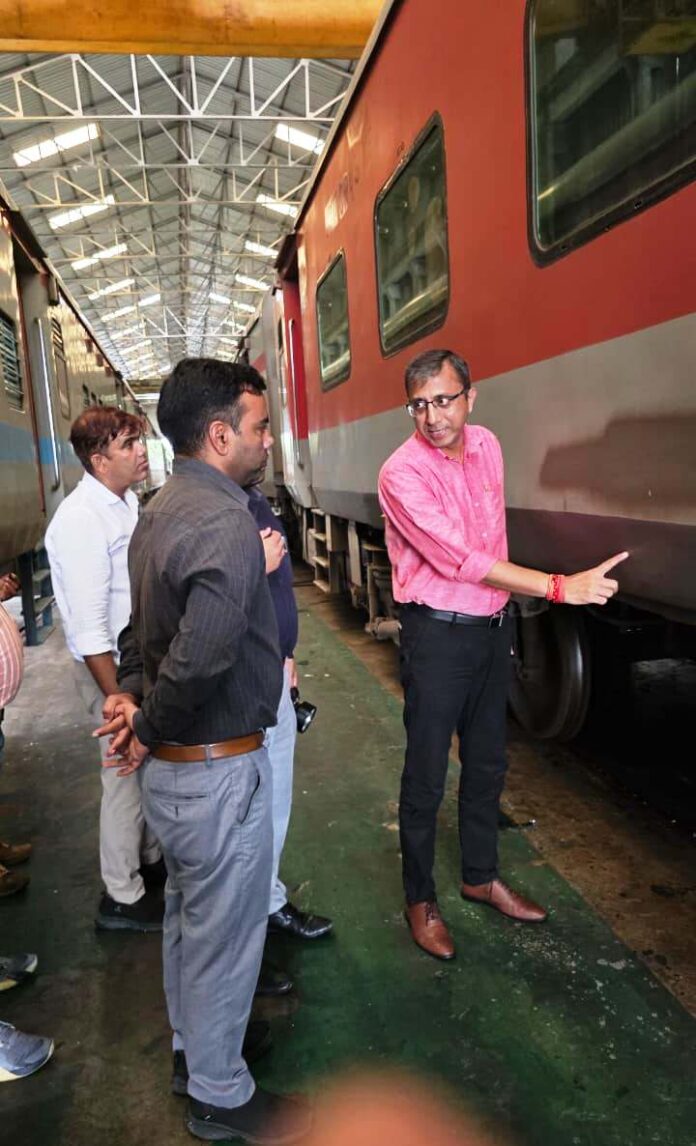 बनारस कोचिंग डिपो में रेल कोच का निरीक्षण करते डीआरएम