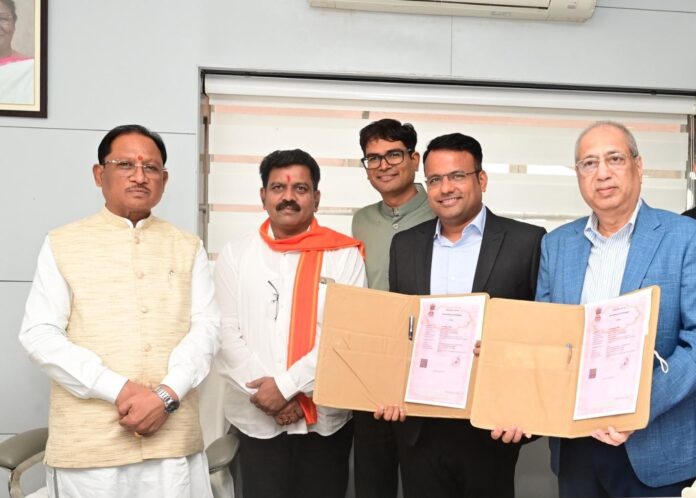 मुख्यमंत्री विष्णु देव साय की उपस्थिति में आज मंगलवार को संस्थान की स्थापना के लिए लीज अनुबंध की प्रक्रिया पूरी होने के साथ ही भूमि की रजिस्ट्री भी पूर्ण कर ली गई