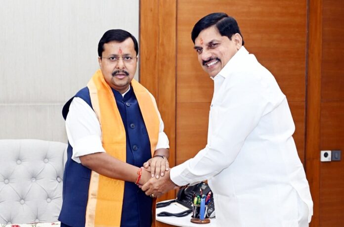 भाजपा अध्यक्ष नितिन नवीन मुलाकात के दौरान मप्र के मुख्यमंत्री डॉ. यादव का स्वागत करते हुए