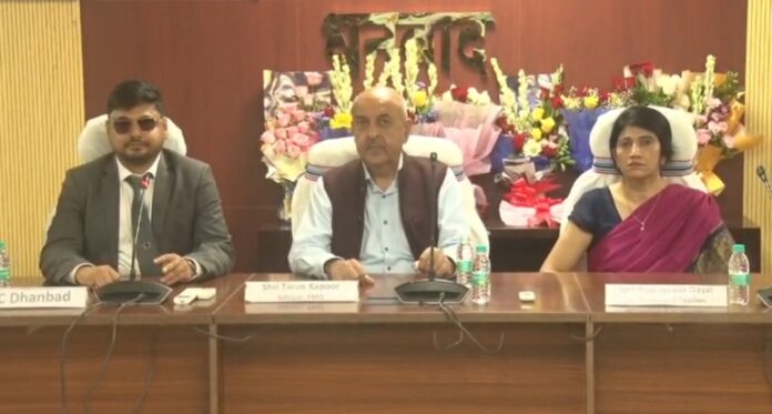 समाहरणालय में बैठक करते पीएम के सलाहकार और उनके बगल में डीसी धनबाद