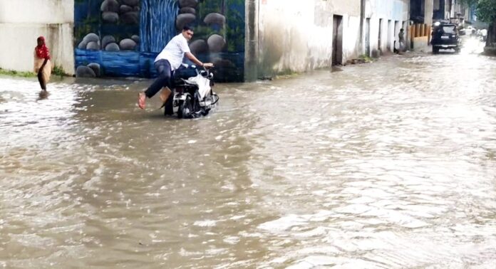 डालटनगंज स्टेशन रोड में जलजमाव