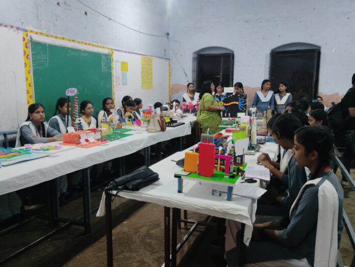 प्रदर्शनी के दौरान लिया गया छायाचित्र