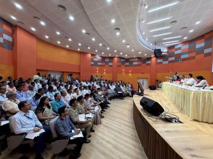मुख्यमंत्री शुभेंदु अधिकारी स्वास्थ्य भवन में बैठक करते हुए