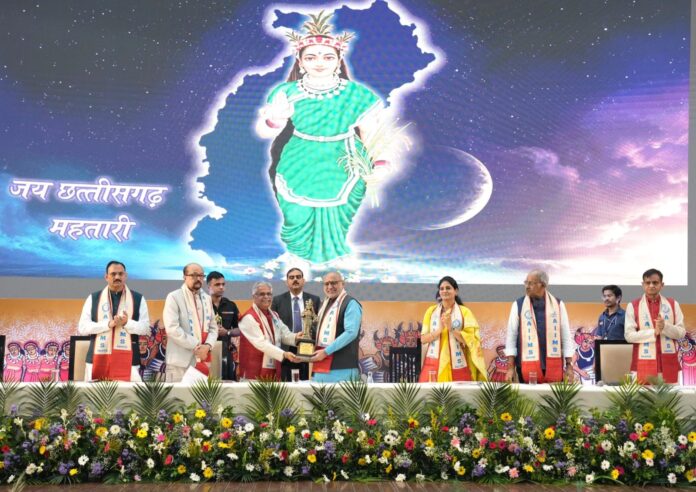 एम्स रायपुर के तीसरे दीक्षांत समारोह कार्यक्रम में उपराष्ट्रपति सी. पी. राधाकृष्णन एवं अन्य अतिथिगण
