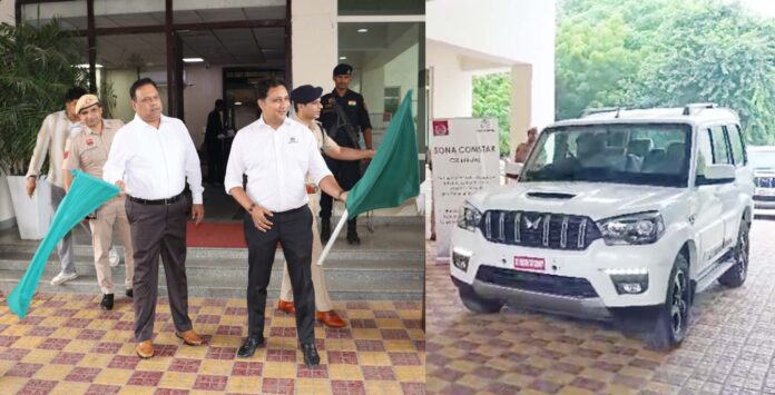 गुरुग्राम में महिला सुरक्षा के लिए उपलब्ध कराए गए वाहनों को झंडी दिखाकर रवाना करते पुलिस आयुक्त शिवास कविराज।
