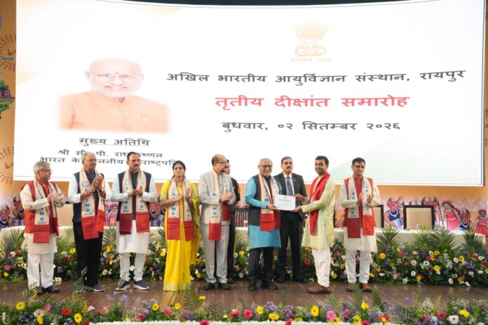 उपराष्ट्रपति ने विभिन्न संकायों के मेधावी छात्र-छात्राओं को उनकी उत्कृष्ट शैक्षणिक उपलब्धियों के लिए स्वर्ण पदक और प्रमाण पत्र प्रदान कर सम्मानित किया