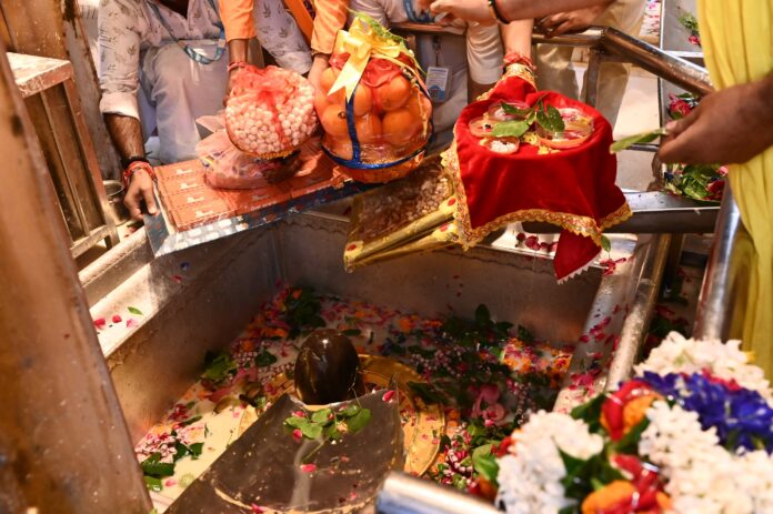 काशी विश्वनाथ धाम में लड्डू गोपाल जी का उपहार