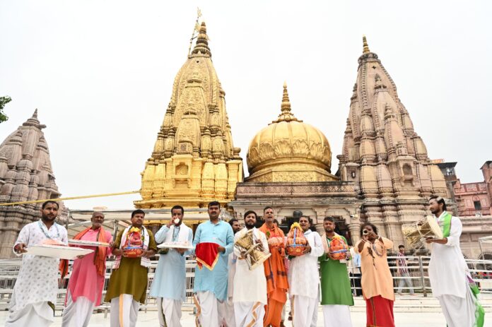 काशी विश्वनाथ धाम से लड्डू गोपाल के लिए उपहार