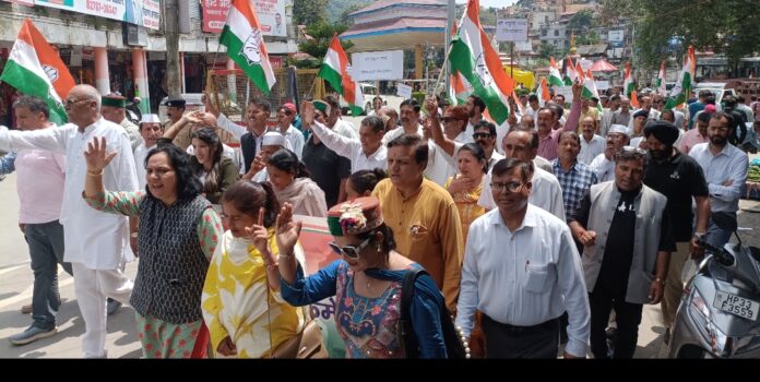 मंडी में धरना प्रदर्शन करते हुए कांग्रेस कार्यकर्ता।