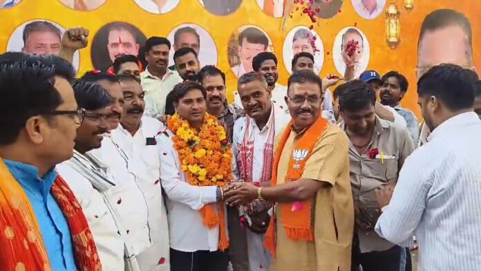 विजेता उम्मीदवार का स्वागत करते हुए