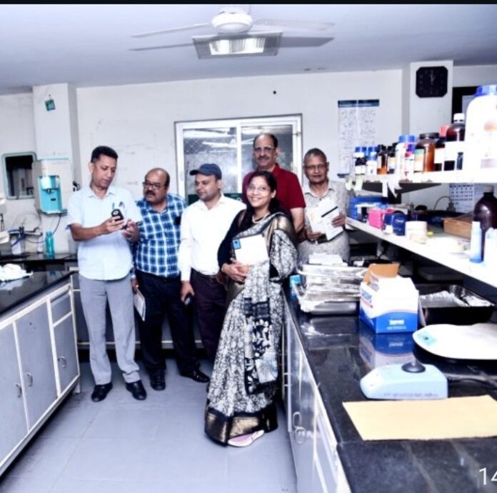 हैदराबाद स्थित भारतीय आयुर्विज्ञान अनुसंधान परिषद-राष्ट्रीय पोषण संस्थान (आईसीएमआर-एनआईएन) लैब का प्रतिनिधि मंडल अध्ययन करते।