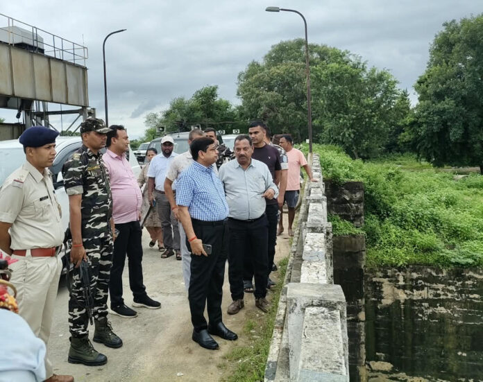जायजा लेते उपायुक्त पशुपतिनाथ मिश्रा