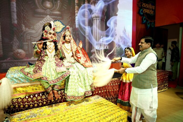 रासलीला समारोह में राधा-कृष्ण की आरती उतारते हुए मुख्यमंत्री