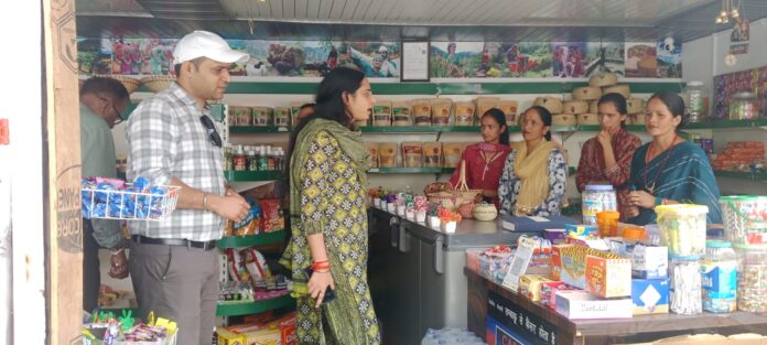 फोटो-03एनटीएच04 घनसाली में रीप परियोजना के तहत उद्यम का निरीक्षण करते प्रशिक्षु आईएएस ज्योति।