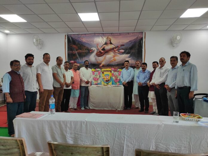 फोटो-03एनटीएच03 नई टिहरी के विद्या मंदिर में एसएमसी की नवीन कार्यकारिणी।
