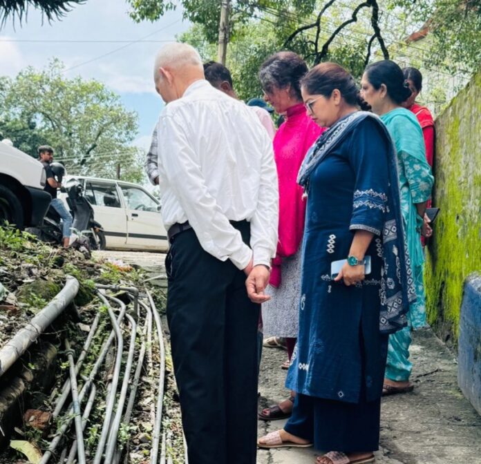 अमरपुर वार्ड-5 में पाइप लाइनों के जाल से लोग परेशान