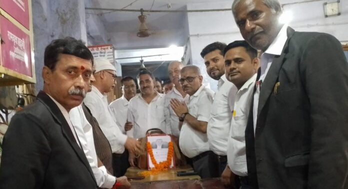 दरभंगा:न्यायमूर्ति हरिश्चंद्र मिश्रा के निधन पर दरभंगा वकालतखाना में शोकसभा, अधिवक्ताओं ने दी भावभीनी श्रद्धांजलि।