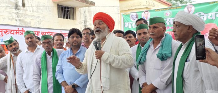 25 दिन से धरने पर बैठे किसानों के बीच पहुंचे राकेश टिकैत, सरकार को घेरा