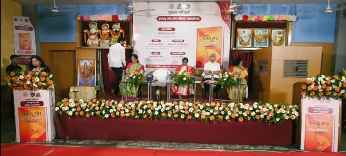 भुवनेश्वर में लेखिका एवं समाजसेविका डॉ. शोभा विजेंद्र "शतायु संघ और महिला सहभागिता" संवाद को संबोधित करते हुए
